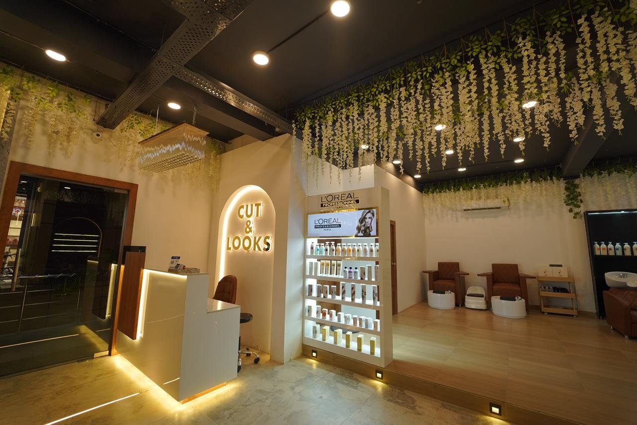 Cut & Looks Salon Reception